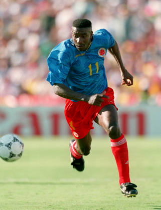 Colombia V Romania, FIFA World Cup, WM, Weltmeisterschaft, Fussball Finals Group A Adolfo Valencia of Colombia on the ball during the FIFA World Cup Finals Group A match between Colombia and Romania at Rose Bowl In Pasadena on June 18, 1994 in California, United States. California Rose Bowl In Pasadena United States United States Copyright: xAllstarxPicturexLibraryxLtdx