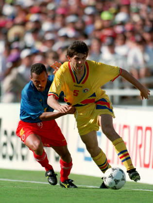 Colombia V Romania, FIFA World Cup, WM, Weltmeisterschaft, Fussball Finals Group A Ioan Lupescu of Romania and Luis Herrera of Colombia challenge during the FIFA World Cup Finals Group A match between Colombia and Romania at Rose Bowl In Pasadena on June 18, 1994 in California, United States. California Rose Bowl In Pasadena United States United States Copyright: xAllstarxPicturexLibraryxLtdx