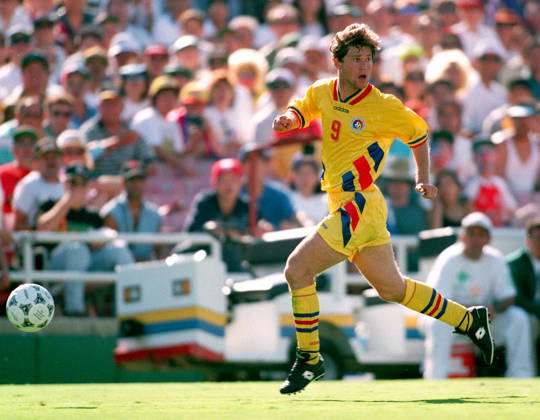 Colombia V Romania, FIFA World Cup, WM, Weltmeisterschaft, Fussball Finals Group A Florin Raducioiu of Romania on the ball during the FIFA World Cup Finals Group A match between Colombia and Romania at Rose Bowl In Pasadena on June 18, 1994 in California, United States. California Rose Bowl In Pasadena United States United States Copyright: xAllstarxPicturexLibraryxLtdx