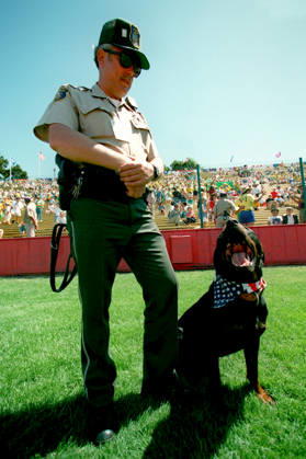 Colombia V Romania, FIFA World Cup, WM, Weltmeisterschaft, Fussball Finals Group A Police Security With Dog At of World Cup 1994 in action during the FIFA World Cup Finals Group A match between Colombia and Romania at Rose Bowl In Pasadena on June 18, 1994 in California, United States. California Rose Bowl In Pasadena United States United States Copyright: xAllstarxPicturexLibraryxLtdx