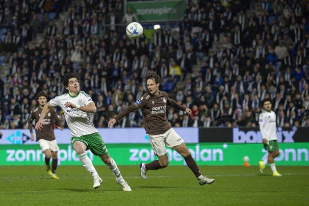 ZWOLLE, 31-01-2026 , MAC3PARK Stadion , season 2025 2026 , Dutch Eredivisie Football , match between PEC Zwolle and Telstar , picture shows PEC Zwolle player Anselmo Garcia Mac Nulty Telstar-player Jeff Hardeveld PEC - Telstar  x201217107x Copyright: