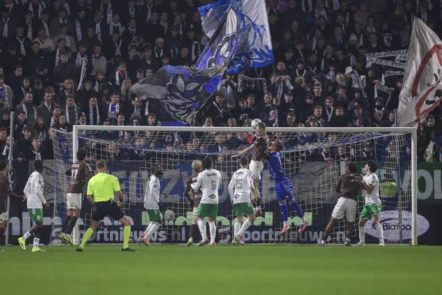 ZWOLLE, 31-01-2026 , MAC3PARK Stadion , season 2025 2026 , Dutch Eredivisie Football , match between PEC Zwolle and Telstar , picture shows safe PEC Zwolle goalkeeper Tom de Graaff against Telstar-player Milan Zonneveld PEC - Telstar  x201217699x Copyright: