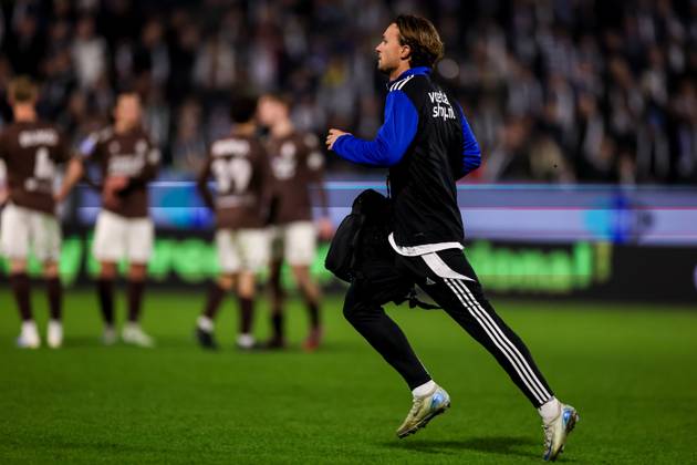 ZWOLLE, 31-01-2026 , MACÂ³PARK Stadion , season 2025 2026 , Dutch Eredivisie Football , match between PEC Zwolle and Telstar , picture shows PEC Zwolle player Ody Velanas runs with a medical bag due to an emergency situation in the stands PEC - Telstar  x201222167x Copyright: