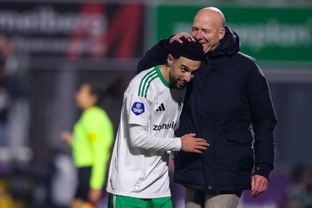 ZWOLLE, 31-01-2026 , MACÂ³PARK Stadion , season 2025 2026 , Dutch Eredivisie Football , match between PEC Zwolle and Telstar , picture shows PEC Zwolle player Younes Namli and PEC Zwolle coach Henry van der Vegt PEC - Telstar  x201222174x Copyright: