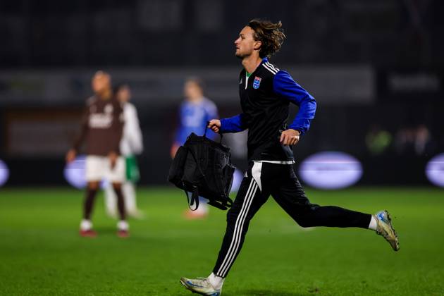 ZWOLLE, 31-01-2026 , MACÂ³PARK Stadion , season 2025 2026 , Dutch Eredivisie Football , match between PEC Zwolle and Telstar , picture shows PEC Zwolle player Ody Velanas runs with a medical bag due to an emergency situation in the stands PEC - Telstar  x201222185x Copyright: