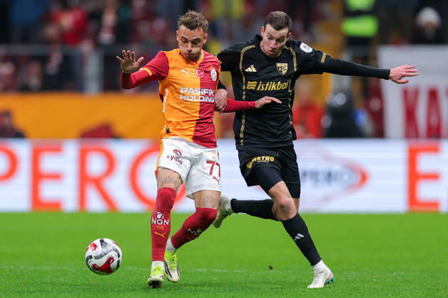 2026-02-01 Galatasaray SK v Kayserispor - Trendyol Super Lig ISTANBUL, TURKEY - FEBRUARY 1: Noa Lang of Galatasaray SK battles for the ball with Denis Makarov of Kayserispor during the Trendyol Super Lig match between Galatasaray SK and Kayserispor at Rams Park Stadium on February 1, 2026 in Istanbul, Turkey. (Photo by BSR Agency) Istanbul Turkey Content not available for redistribution in The Netherlands directly or indirectly through any third parties. Copyright: xBSRxAgencyx