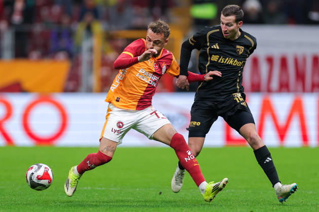 2026-02-01 Galatasaray SK v Kayserispor - Trendyol Super Lig ISTANBUL, TURKEY - FEBRUARY 1: Noa Lang of Galatasaray SK battles for the ball with Denis Makarov of Kayserispor during the Trendyol Super Lig match between Galatasaray SK and Kayserispor at Rams Park Stadium on February 1, 2026 in Istanbul, Turkey. (Photo by BSR Agency) Istanbul Turkey Content not available for redistribution in The Netherlands directly or indirectly through any third parties. Copyright: xBSRxAgencyx