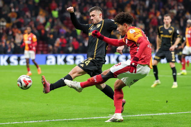 2026-02-01 Galatasaray SK v Kayserispor - Trendyol Super Lig ISTANBUL, TURKEY - FEBRUARY 1: Dorukhan Tokoz of Kayserispor, Gabriel Sara of Galatasaray SK during the Trendyol Super Lig match between Galatasaray SK and Kayserispor at Rams Park Stadium on February 1, 2026 in Istanbul, Turkey. (Photo by BSR Agency) Istanbul Turkey Content not available for redistribution in The Netherlands directly or indirectly through any third parties. Copyright: xBSRxAgencyx