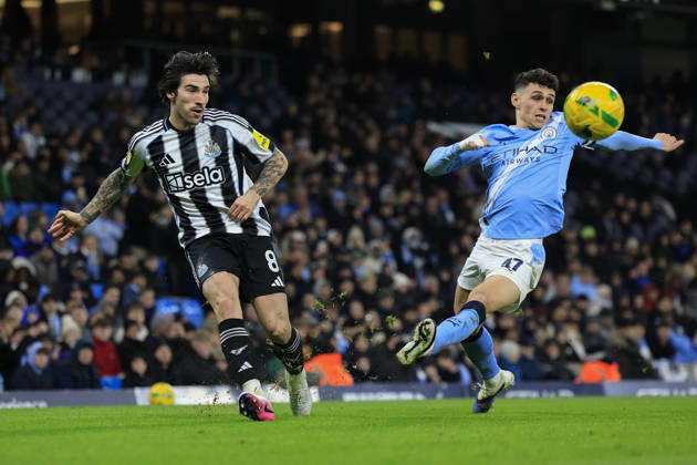 Manchester City v Newcastle United, EFL Cup, Semi Final Second Leg Sandro Tonali (8) of Newcastle United crosses the ball under pressure from Phil Foden (47) of Manchester City during the EFL Cup semi-final 2nd leg match between Manchester City and Newcastle United at the Etihad Stadium, Manchester, UK on 4 February 2026. Manchester Etihad Stadium Manchester UK Editorial use only DataCo restrictions apply See www.football-dataco.com , Copyright: xConorxMolloyx PSI-23683-0110