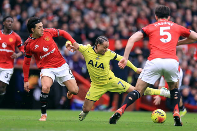 Manchester United gegen Tottenham Hotspur 07. Februar 2026 Manchester Premier League Fußball Manchester United gegen Tottenham Hotspur Xavi Simons von Tottenham Hotspur fällt, als er von Lisandro Martinez von Manchester United herausgefordert wird Foto von Simon Stacpoole Manchester UK Copyright: xSimonxStacpoolexOffside