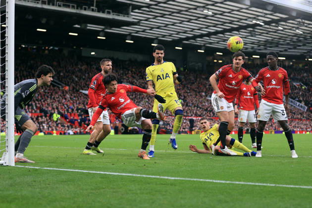 Manchester United gegen Tottenham Hotspur 07. Februar 2026 Manchester Premier League Fußball Manchester United gegen Tottenham Hotspur Lisandro Martinez von Manchester United klärt den Ball aus seinem Torraum Foto von Simon Stacpoole Manchester UK Copyright: xSimonxStacpoolexOffside