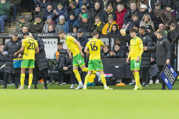 Norwich City v Blackburn Rovers - Sky Bet Championship Jacob Wright of Norwich City is substituted for Sam Field of Norwich City during the Sky Bet Championship match between Norwich City and Blackburn Rovers at Carrow Road in Norwich, England, on February 7, 2026. Norwich Norfolk United Kingdom Copyright: xMIxNewsx originalFilename:fletcher-norwichc260207_npaOQ