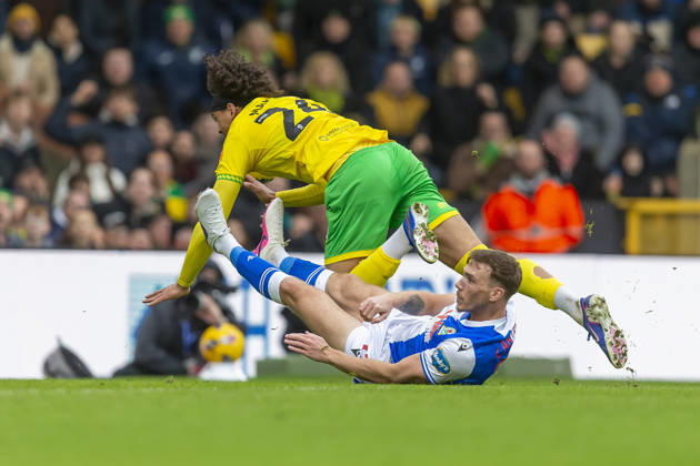 Norwich City v Blackburn Rovers - Sky Bet Championship Jovon Makama of Norwich City is tackled by Hayden Carter of Blackburn Rovers during the Sky Bet Championship match between Norwich City and Blackburn Rovers at Carrow Road in Norwich, England, on February 7, 2026. Norwich Norfolk United Kingdom Copyright: xMIxNewsx originalFilename:fletcher-norwichc260207_npEbZ