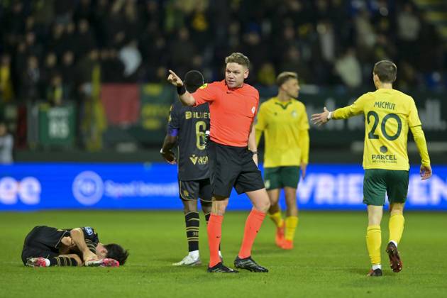 SITTARD , 17-01-2026 , Fortuna Sittard Stadium , season 2025 2026 , Dutch Eredivisie football , match between Fortuna Sittard and Sparta , picture shows , referee Alex Bos, Fortuna Sittard player Edouard Michut Fortuna Sittard - Sparta x201377480x Copyright: