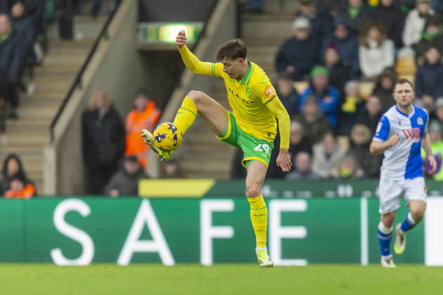 Norwich City v Blackburn Rovers - Sky Bet Championship Oscar Schwartau of Norwich City controls the ball during the Sky Bet Championship match between Norwich City and Blackburn Rovers at Carrow Road in Norwich, on February 7, 2026. Norwich Norfolk United Kingdom Copyright: xMIxNewsx originalFilename:fletcher-norwichc260207_npKGs