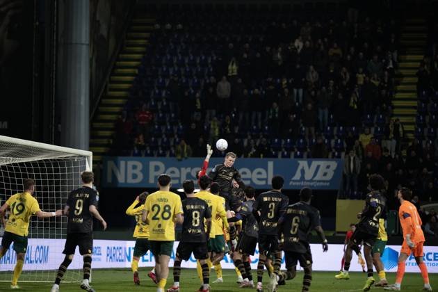 SITTARD , 17-01-2026 , Fortuna Sittard Stadium , season 2025 2026 , Dutch Eredivisie football , match between Fortuna Sittard and Sparta , picture shows header Sparta player Milan Zonneveld just before Sparta scores 2-2 Fortuna Sittard - Sparta x201380195x Copyright: