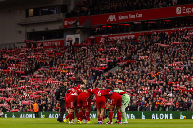 Football - FA Premier League - Liverpool FC v Manchester City FC LIVERPOOL, ENGLAND - Sunday, February 8, 2026: Liverpool s players form a pre-match huddle before the FA Premier League match between Liverpool FC and Manchester City FC at Anfield. (Photo by David Rawcliffe Propaganda) LIVERPOOL Anfield MERSEYSIDE ENGLAND  Copyright: xDavidxRawcliffex P2026-02-08-Liverpool_Man_City-24