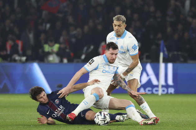 FOOTBALL : Paris Saint Germain Vs Olympique de Marseille - Ligue 1 - 08 02 2026 Pierre-Emile Hojbjerg (Olympique de Marseille) - Facundo Medina (Olympique de Marseille) Vs Joao Neves (PSG) ParisFrance  Copyright: xMichaelxBaucherx