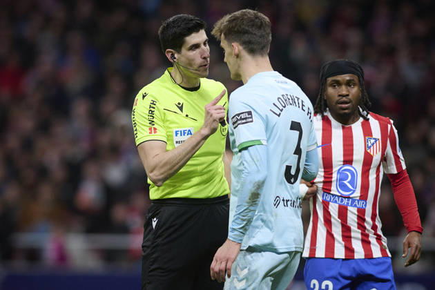 ATLETICO DE MADRID v REAL BETIS BALOMPIE. LA LIGA 2025 2026. ROUND 23. Referee Mateo Busquets (L) and Real Betis Balompie s Diego Llorente during La Liga match. February 08 ,2026. (ALTERPHOTOS Ropero) MadridSpain Copyright: xRoperox