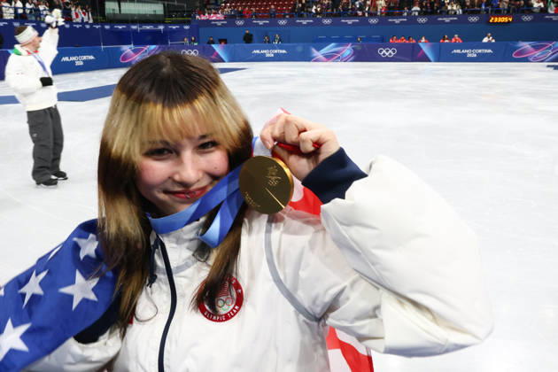 February 8, 2026, Milan, Lombardy, Italy: ALYSA LIU of Team USA celebrates winning the gold medal during the Victory Ceremony of the Figure skating, Eiskunstlauf Team Event at the Milano Cortina 2026 Winter Olympic Games, Olympische Spiele, Olympia, OS Olympics 2026: Milano Cortina: Figure Skating Team Event  - ZUMAc179 20260208_oly_c179_100 Copyright: xMickaelxChavetx