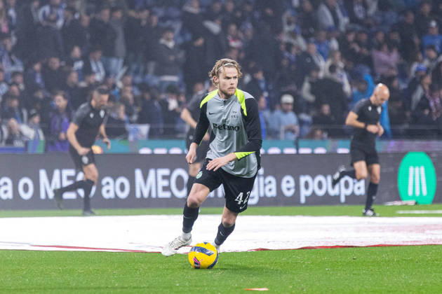 FC Porto Vs Sporting for the Portuguese First League in Porto - 09 Feb 2026 Sporting CP s player, Morten Hjulmand warms before the classic match for the Portuguese First League between FC Porto and Sporting CP at Dragon Stadium. Final score; FC Porto 1:1 Sporting CP Porto Portugal Copyright: xDiogoxBaptistax xSOPAxImagesx DB_FCPvsSCP_0001