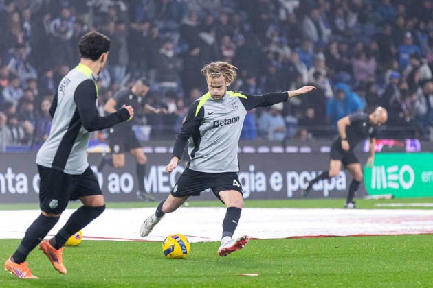 FC Porto Vs Sporting for the Portuguese First League in Porto - 09 Feb 2026 Sporting CP s player, Morten Hjulmand warms before the classic match for the Portuguese First League between FC Porto and Sporting CP at Dragon Stadium. Final score; FC Porto 1:1 Sporting CP Porto Portugal Copyright: xDiogoxBaptistax xSOPAxImagesx DB_FCPvsSCP_0002