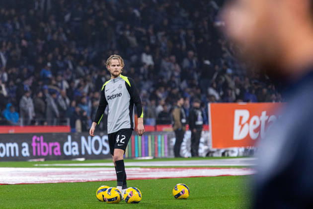 FC Porto Vs Sporting for the Portuguese First League in Porto - 09 Feb 2026 Sporting CP s player, Morten Hjulmand warms before the classic match for the Portuguese First League between FC Porto and Sporting CP at Dragon Stadium. Final score; FC Porto 1:1 Sporting CP Porto Portugal Copyright: xDiogoxBaptistax xSOPAxImagesx DB_FCPvsSCP_0004