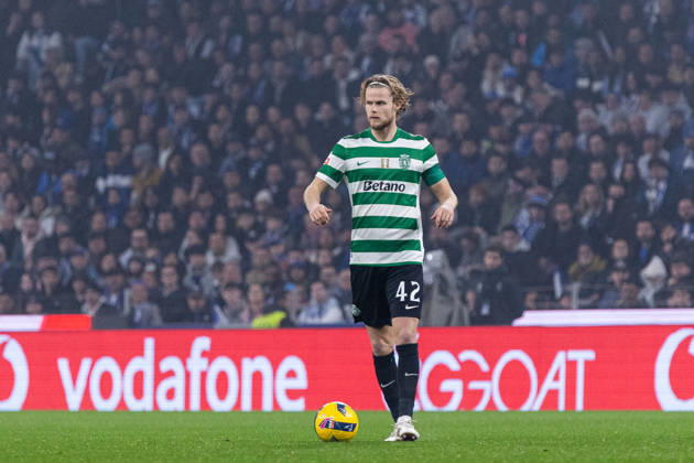 FC Porto Vs Sporting for the Portuguese First League in Porto - 09 Feb 2026 Sporting CP s player, Morten Hjulmand, in action during the classic match for the Portuguese First League between FC Porto and Sporting CP at Dragon Stadium. Final score; FC Porto 1:1 Sporting CP Porto Portugal Copyright: xDiogoxBaptistax xSOPAxImagesx DB_FCPvsSCP_0009