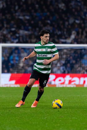 FC Porto Vs Sporting for the Portuguese First League in Porto - 09 Feb 2026 Sporting CP s player, Pedro Gonçalves, in action during the classic match for the Portuguese First League between FC Porto and Sporting CP at Dragon Stadium. Final score; FC Porto 1:1 Sporting CP Porto Portugal Copyright: xDiogoxBaptistax xSOPAxImagesx DB_FCPvsSCP_0019