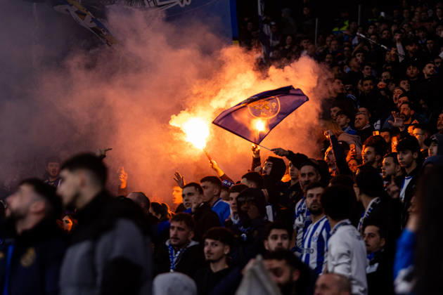 FC Porto Vs Sporting for the Portuguese First League in Porto - 09 Feb 2026 Fans of FC Porto ignite illegal pyrotechnics during the derby match for the Portuguese First League, forcing a temporary stoppage as smoke filled the stands at Dragon stadium. Final score; FC Porto 1:1 Sporting CP Porto Portugal Copyright: xDiogoxBaptistax xSOPAxImagesx DB_FCPvsSCP_0021