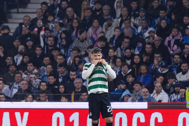FC Porto Vs Sporting for the Portuguese First League in Porto - 09 Feb 2026 Sporting CP s player, Maxi Araujo seen during the classic match for the Portuguese First League between FC Porto and Sporting CP at Dragon Stadium. Final score; FC Porto 1:1 Sporting CP Porto Portugal Copyright: xDiogoxBaptistax xSOPAxImagesx DB_FCPvsSCP_0023