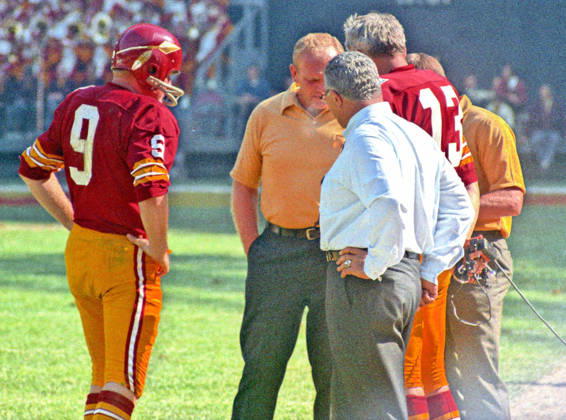 October 19, 1969, Washington, District Of Columbia, USA: Washington Redskins quarterback Sonny Jurgensen 9, left, speaks to coaches Bill Austin and Vince Lombardi, and back-up quarterback Frank Ryan 13 on the sidelines during a break in the action against the New York Giants at RFK Stadium in Washington, D.C. on October 19, 1969. The Redskins won the game 20 - 14 Washington USA - ZUMAs152 19691019_faa_s152_002 Copyright: xArniexSachsx Washington USA - ZUMA0846 19691019_faa_s152_002 Copyright: xIMAGO ArniexSachsx