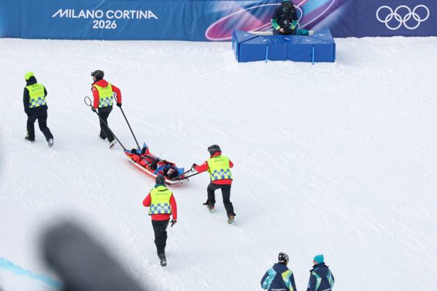 LIVIGNO, ITALY - FEBRUARY 11: Liu Jiayu of Team China receives medical assistance in the Women s Snowboard Halfpipe Qualification on day five of the Milano Cortina 2026 Winter Olympic Games, Olympische Spiele, Olympia, OS at Livigno Snow Park on February 11, 2026 in Livigno, Italy.  Copyright: xCHINASPORTSx 111620587615