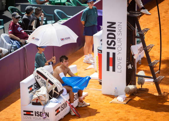 TENNIS - Internazionali di Tennis - Argentina Open 2026 ATP, Tennis Herren 250 Buenos Aires Argentinian player Roman Burruchaga changing shirt at ATP 250 Argentina Open 2026 (in Buenos Aires Lawn Tennis Club) during Argentina Open 2026 ATP 250 Buenos Aires , International Tennis match in Buenos Aires, Argentina, February 11 2026 Buenos Aires Argentina  Copyright: xIPAxSport ABACAx