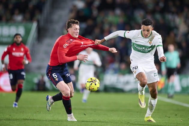 February 13, 2026, Elche, Alicante, Spain: Jorge Herrando of CA Osasuna competes for the ball with Alvaro Rodriguez of Elche CF during the Spanish League, LaLiga EA Sports, football match played between Elche CF and CA Osasuna at Estadio Manuel Martinez Valero on February 13, 2026 in Elche, Alicante, Spain. Elche CF V CA Osasuna - LaLiga EA Sports - ZUMAa181 20260213_zaa_a181_082 Copyright: xFranciscoxMaciax