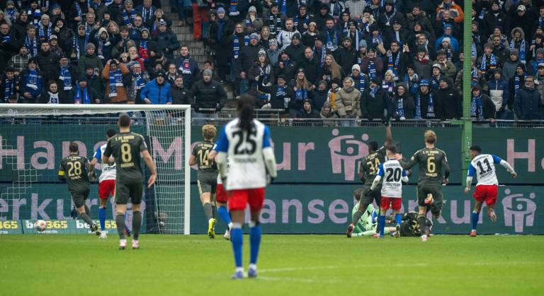 Soccer, Men, Season 2025 2026, 1 Bundesliga 22 Matchday , Hamburger SV 1 FC Union Berlin, Ransford Yeboah Königsdörffer r , Hamburger SV scores the goal to 1 1 against goalkeeper Frederik Rönnow 1 FC Union , 14 02 2026, Copyright: xMatthiasxKochx