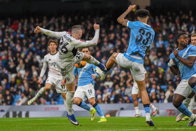 Manchester City v Salford City Emirates FA Cup Ryan Graydon of Salford City and Nico OReilly of Manchester City during the Emirates FA Cup Fourth Round match at the Etihad Stadium, Manchester 14 02 2026 UK Newspapers OUT Copyright: xKarlxVallantinex FIL-22981-0031