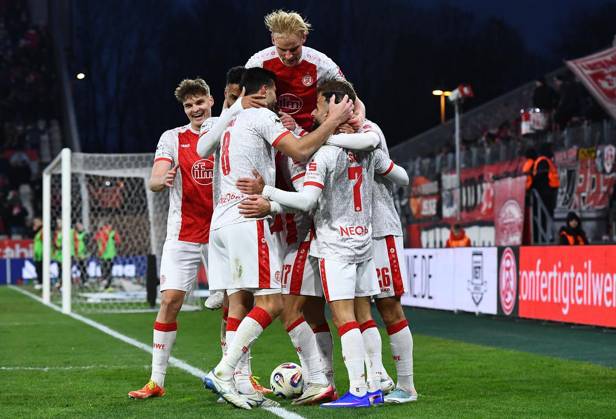 Rot Weiss Essen SSV Jahn Regensburg FOR EDITORIAL PURPOSES ONLY p Soccer 3 Liga 24 Matchday Rot Weiss Essen SSV Jahn Regensburg on 14 02 2026 at Stadion an der Hafenstrasse in Essen The Essen players celebrate the goal of Jannik Hofmann Rot Weiss Essen Germany North Rhine-Westphalia Essen Copyright ThorstenxTillmann Copyright: ThorstenxTillmann doc84kqfi140c9s92ixoh8 ,EDITORIAL USE ONLY Copyright: ThorstenxTillmann