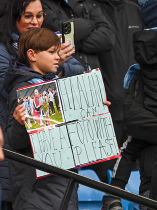Manchester City v Salford City Emirates FA Cup Fan during the Emirates FA Cup Fourth Round match at the Etihad Stadium, Manchester 14 02 2026 UK Newspapers OUT Copyright: xKarlxVallantinex FIL-22981-0082