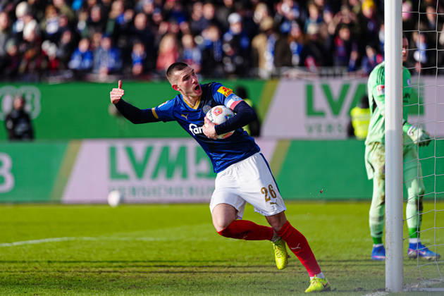 Goal celebration after scoring 1 2 from penalty kick David Zec Holstein Kiel, 26 GER, Holstein Kiel vs FC Schalke 04, Football, 2 Bundesliga, Matchday 22, Season 2025 2026, 15 02 2026 DFL REGULATES PROHIBIT ANY USE OF PHOTOGRAPHS AS IMAGE SEQUENCES AND OR QUASI VIDEO GER, Holstein Kiel vs FC Schalke 04, Football, 2 Bundesliga, Matchday 22, Season 2025 2026, 15 02 2026 Kiel Copyright: xEibner-Pressefoto MarcelxvonxFehrnx EP_MFN