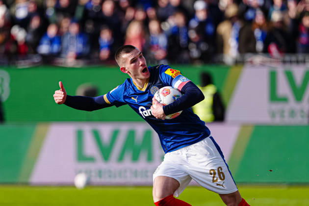 Goal celebration after scoring 1 2 from penalty kick David Zec Holstein Kiel, 26 GER, Holstein Kiel vs FC Schalke 04, Football, 2 Bundesliga, Matchday 22, Season 2025 2026, 15 02 2026 DFL REGULATES PROHIBIT ANY USE OF PHOTOGRAPHS AS IMAGE SEQUENCES AND OR QUASI VIDEO GER, Holstein Kiel vs FC Schalke 04, Football, 2 Bundesliga, Matchday 22, Season 2025 2026, 15 02 2026 Kiel Copyright: xEibner-Pressefoto MarcelxvonxFehrnx EP_MFN
