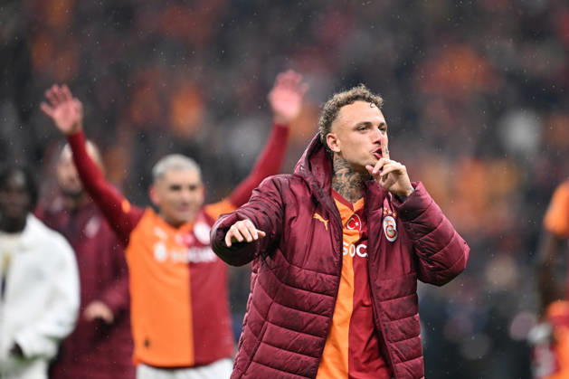 Galatasaray v Juventus - UEFA Champions League ISTANBUL, TURKIYE - FEBRUARY 17: Galatasaray player Noa Lang (77) celebrates with supporters after his team’s 5-2 victory in the UEFA Champions League Round of 16 play-off first leg match between Galatasaray and Juventus at RAMS Park in Istanbul, Turkiye, on February 17, 2026. Isa Terli Anadolu Istanbul Turkey. Editorial use only. Please get in touch for any other usage. Copyright: x2026xAnadoluxIsaxTerlix