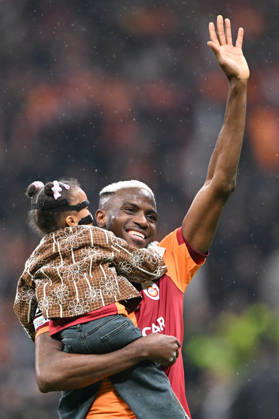 Galatasaray v Juventus - UEFA Champions League ISTANBUL, TURKIYE - FEBRUARY 17: Galatasaray player Victor Osimhen (45) celebrates with supporters after his team’s 5-2 victory in the UEFA Champions League Round of 16 play-off first leg match between Galatasaray and Juventus at RAMS Park in Istanbul, Turkiye, on February 17, 2026. Isa Terli Anadolu Istanbul Turkey. Editorial use only. Please get in touch for any other usage. Copyright: x2026xAnadoluxIsaxTerlix