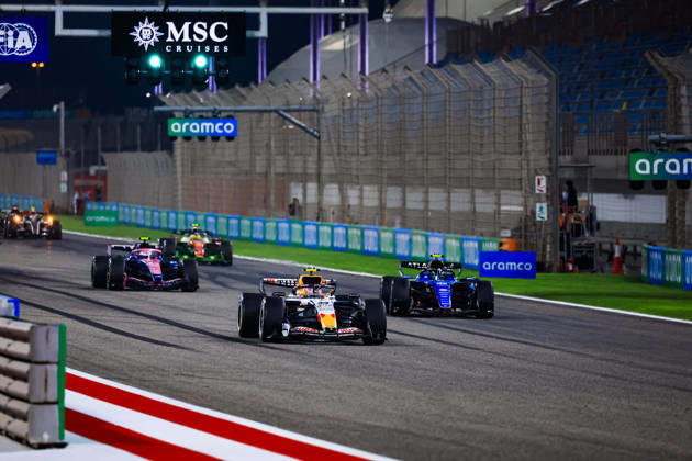 F1 - PRE-SEASON TESTING 2026 - BAHRAIN 2 Practice start procedure: 30 LAWSON Liam (nzl), Visa Cash App RB F1 Team VCARB03, 55 SAINZ Carlos (spa), Williams Racing FW48, action during the Formula 1 Aramco pre-season testing 2026 of the 2026 FIA Formula One World Championship, WM, Weltmeisterschaft from February 18 to 20, 2026 on the Bahrain International Circuit, in Sakhir, Bahrain - SakhirBahrain Copyright: xFLORENTxGOODENx