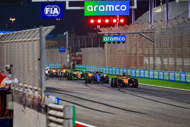 F1 - PRE-SEASON TESTING 2026 - BAHRAIN 2 Practice start procedure: 81 PIASTRI Oscar (aus), McLaren F1 Team MCL40, 55 SAINZ Carlos (spa), Williams Racing FW48, action during the Formula 1 Aramco pre-season testing 2026 of the 2026 FIA Formula One World Championship, WM, Weltmeisterschaft from February 18 to 20, 2026 on the Bahrain International Circuit, in Sakhir, Bahrain - SakhirBahrain  Copyright: xFLORENTxGOODENx
