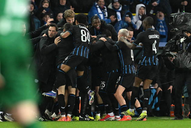 260218 Club Brugge vs Atletico Madrid Christos Tzolis (8) of Club Brugge celebrates with his teammates after scoring the 3-3 equalizer goal during the Uefa Champions League Knock Out play offs first leg in season 2025 - 2026 between Club Brugge KV and Atletico de Madrid on February 18 , 2026 in Brugge, Belgium. (Photo by David Catry Isosport) Brugge Belgium Copyright: xDavidxCatryx 20260218DC2_5769