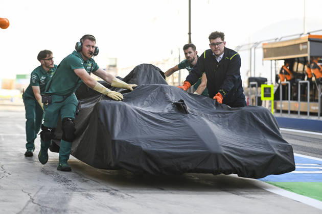 F1 - PRE-SEASON TESTING 2026 - BAHRAIN 2 14 ALONSO Fernando (spa), Aston Martin F1 Team AMR26, action after his mechanical problem during the Formula 1 Aramco pre-season testing 2026 of the 2026 FIA Formula One World Championship, WM, Weltmeisterschaft from February 18 to 20, 2026 on the Bahrain International Circuit, in Sakhir, Bahrain - SakhirBahrain  Copyright: xALBERTOxVIMERCATIx