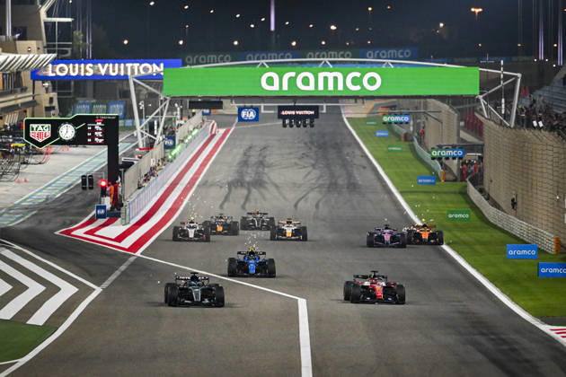 F1 - PRE-SEASON TESTING 2026 - BAHRAIN 2 Practice start, 63 RUSSELL George (gbr), Mercedes AMG F1 Team W17, 16 LECLERC Charles (mco), Scuderia Ferrari SF-26, action during the Formula 1 Aramco pre-season testing 2026 of the 2026 FIA Formula One World Championship, WM, Weltmeisterschaft from February 18 to 20, 2026 on the Bahrain International Circuit, in Sakhir, Bahrain - SakhirBahrain  Copyright: xALBERTOxVIMERCATIx