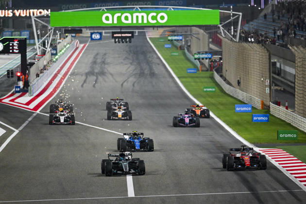 F1 - PRE-SEASON TESTING 2026 - BAHRAIN 2 Practice start, 63 RUSSELL George (gbr), Mercedes AMG F1 Team W17, 16 LECLERC Charles (mco), Scuderia Ferrari SF-26, action during the Formula 1 Aramco pre-season testing 2026 of the 2026 FIA Formula One World Championship, WM, Weltmeisterschaft from February 18 to 20, 2026 on the Bahrain International Circuit, in Sakhir, Bahrain - SakhirBahrain  Copyright: xALBERTOxVIMERCATIx