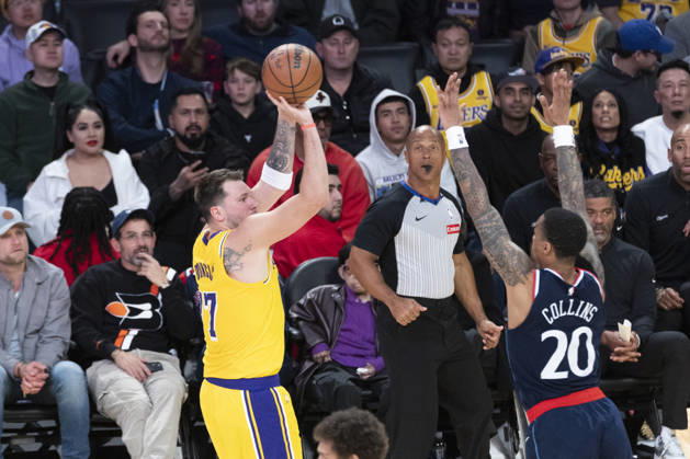 February 20, 2026, Los Angeles, California, United States: Los Angeles Lakers™ Luka Don?i? (77) shoots against Los Angeles Clippers John Collins (20) during an NBA, Basketball Herren, USA basketball game at Crypto.com Arena. Final score Lakers 125 : 122 Clippers Los Angeles United States - ZUMAs197 20260220_aaa_s197_340 Copyright: xRingoxChiux
